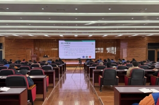 洁晶集团组织进行AI应用培训
