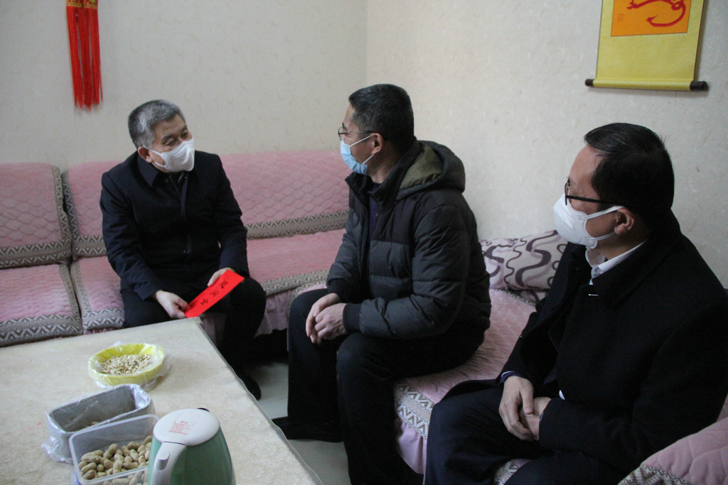 市委常委、副市长贾刚走访慰问开云网页版困难职工 市委常委、副市长贾刚走访慰问开云网页版困难职工